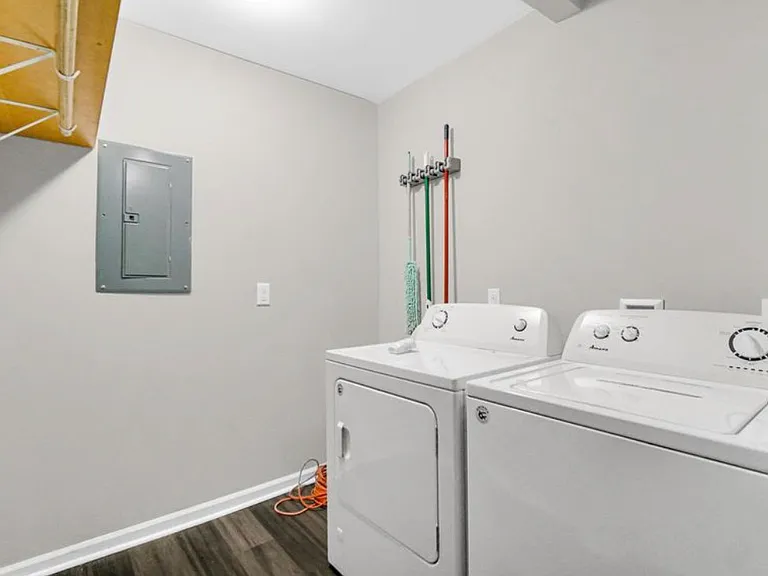 1015 E 36th Pl — Photo 5