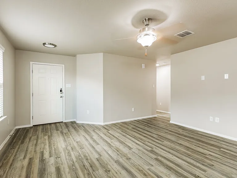 3215 Pedernales Dr — Photo 4