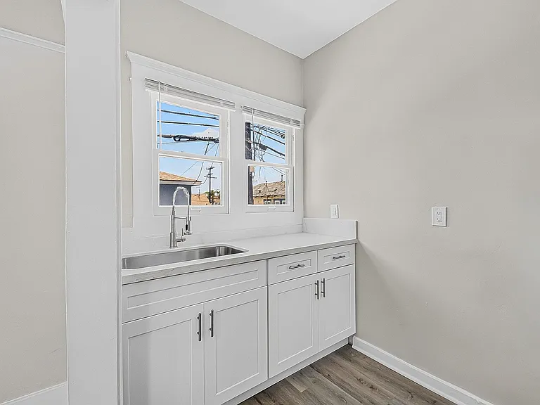 1049 E 5th Street — Photo 14