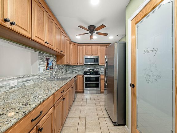 4th image of 7318 Foxhurst Ln