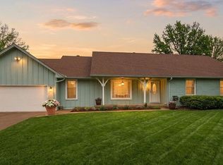 319 SE Ridgeview Dr, Lees Summit, MO 64063