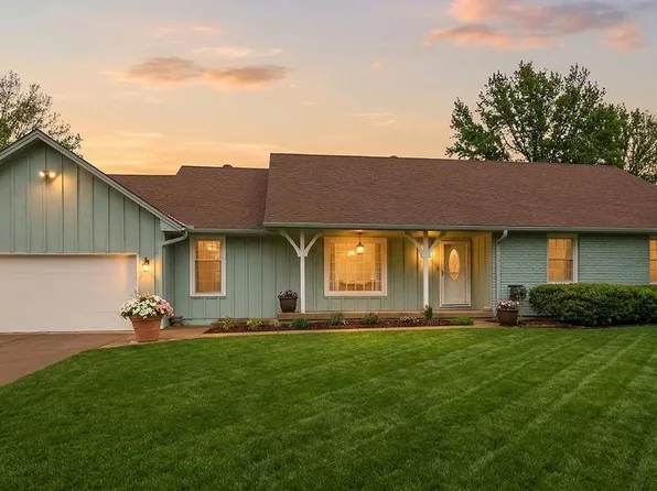 319 SE Ridgeview Dr, Lees Summit, MO 64063
