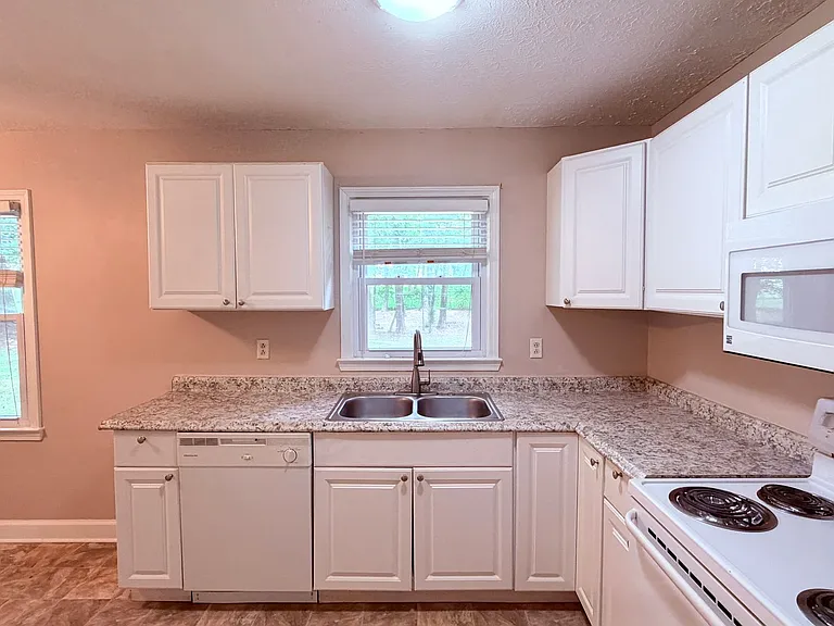 4431 Donegal Cir — Photo 3
