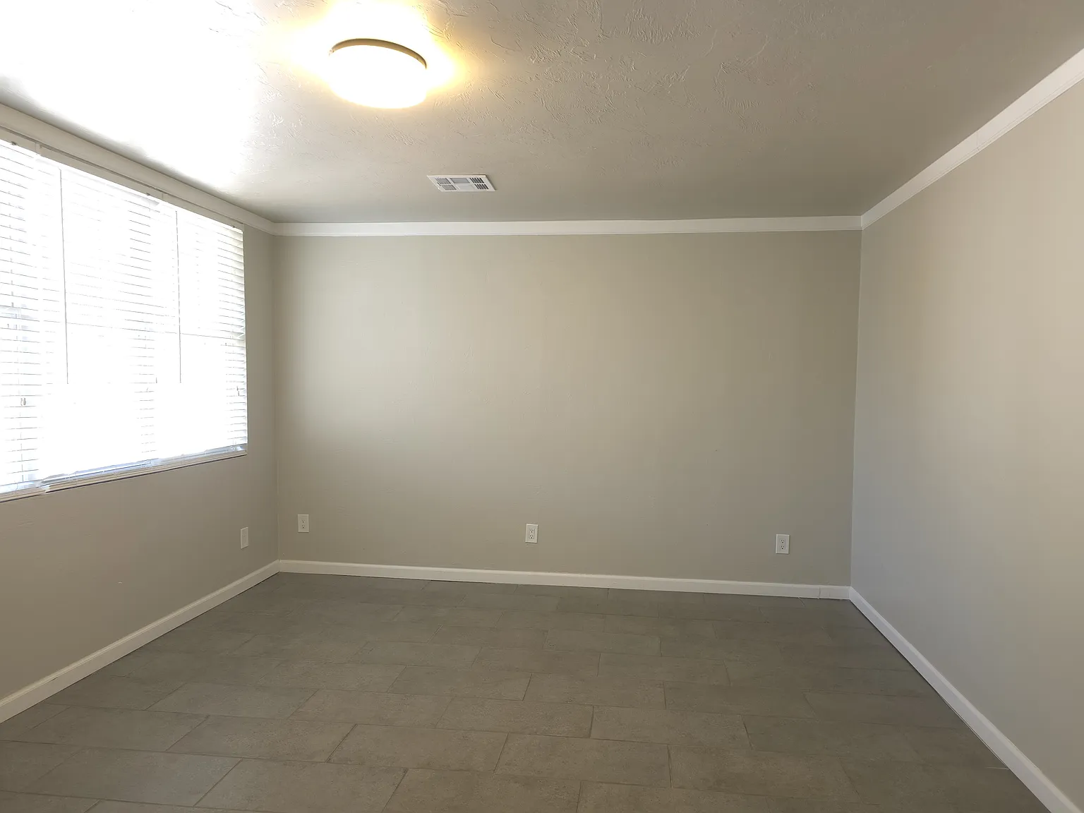 4 bed, 2493 sqft, $2,200 — Photo 3
