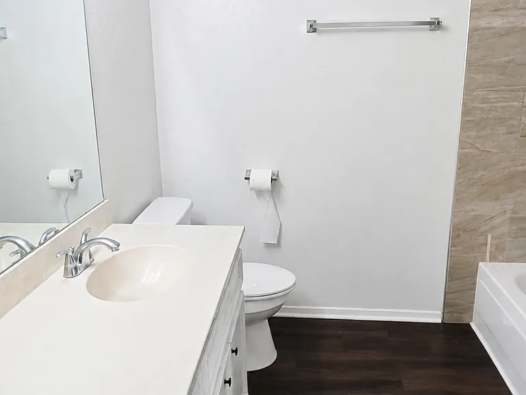 226 Zuni Dr — Photo 3