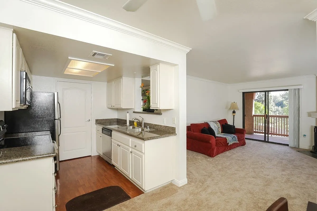 1 bed, 704 sqft, $2,375 — Photo 3