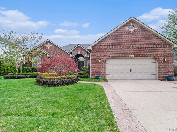 56188 Saint Andrews Dr, Macomb, MI 48042