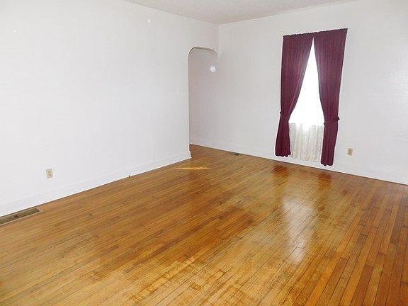 3rd image of 1082 Meadow Ln