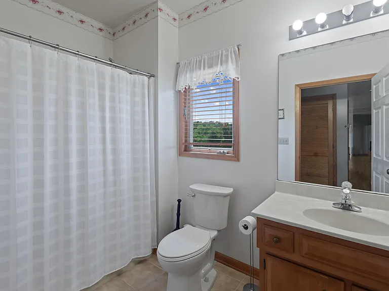 1221 Hawthorne Ln — Photo 29