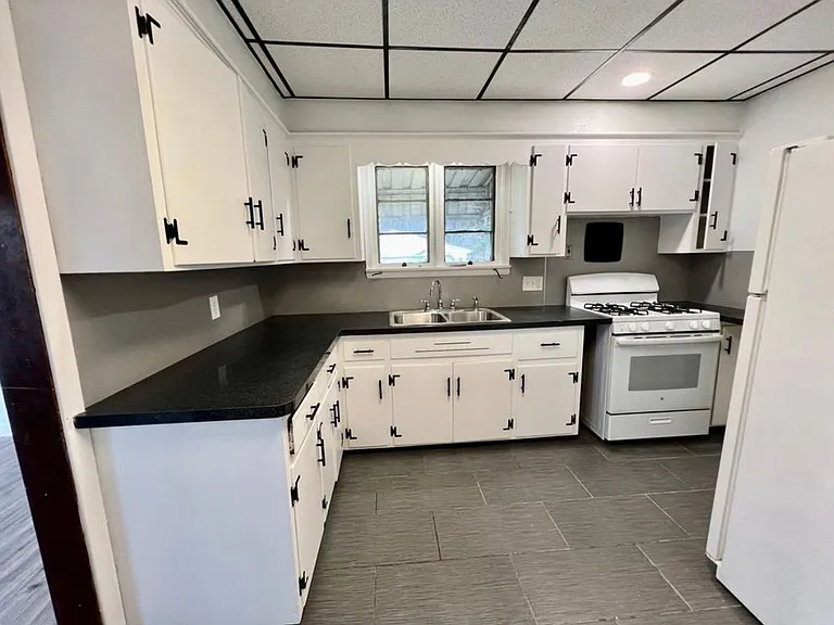 1114 Underwood Ave — Photo 4