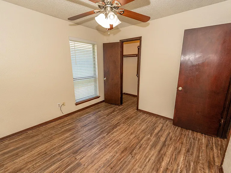 2260 Houston Ave — Photo 8