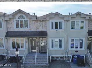 18 Calvanico Ln, Staten Island, NY 10314