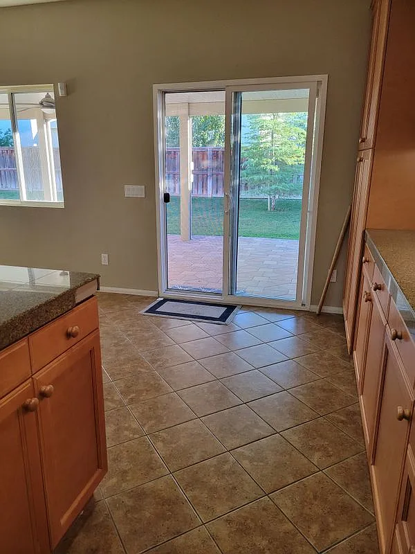 4 bed, 2.0 bath, 2022 sqft, $3,100 — Photo 4