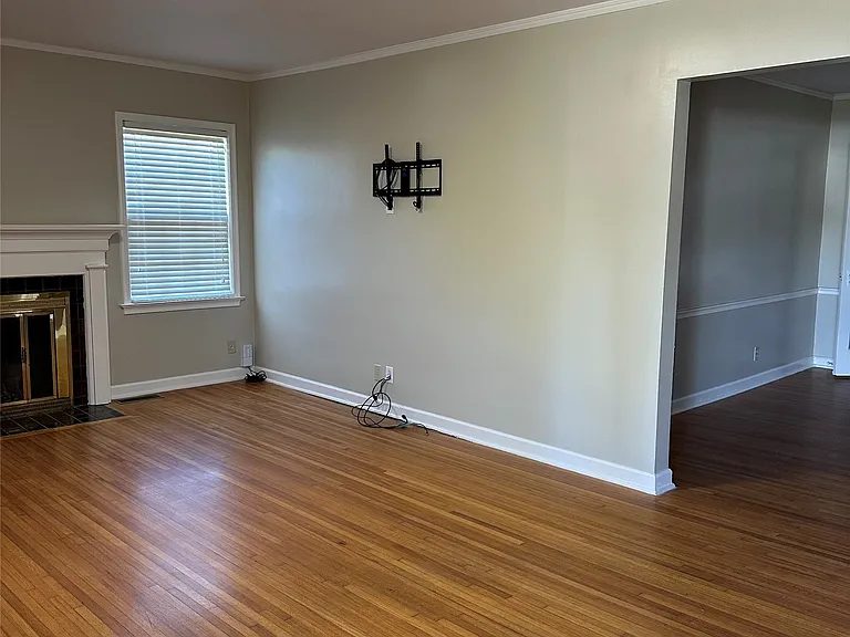 2105 S Florence Ave — Photo 4