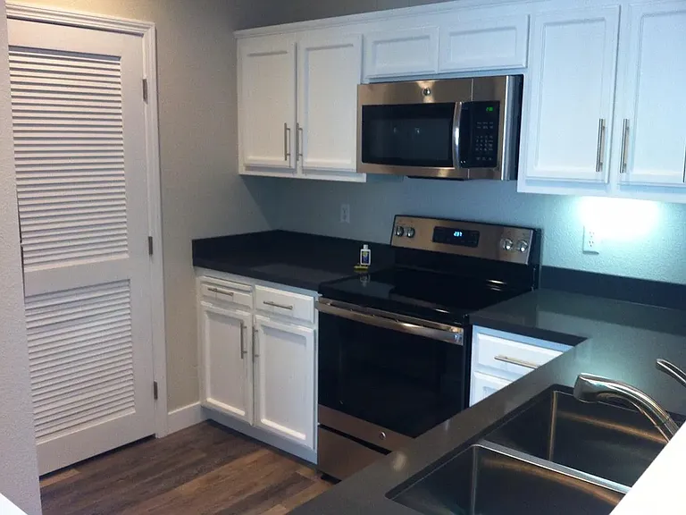 2x2 / 855 sf - Kitchen (laundry room door)