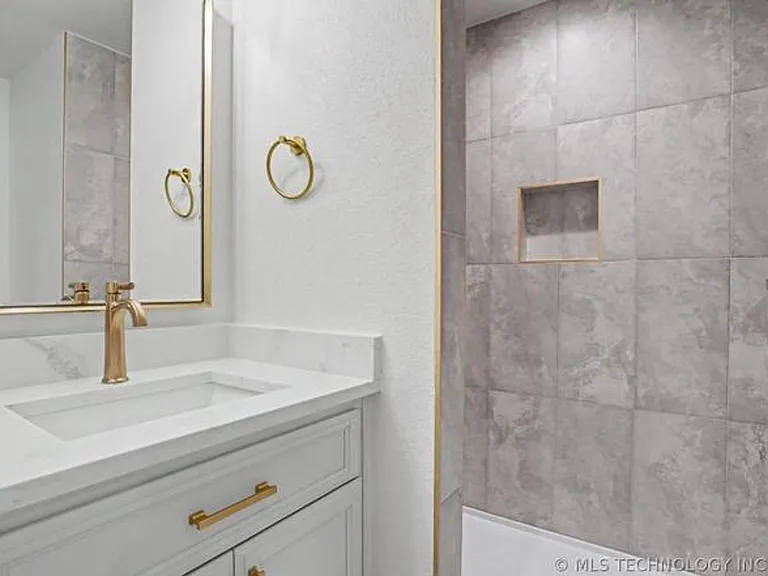 1379 E 13th St — Photo 34