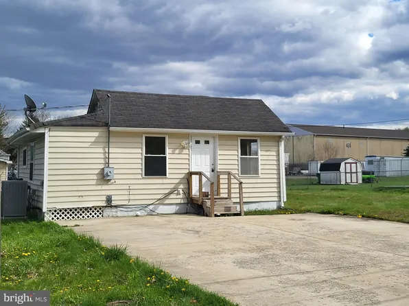 15 Meadow Rd, New Castle, DE 19720