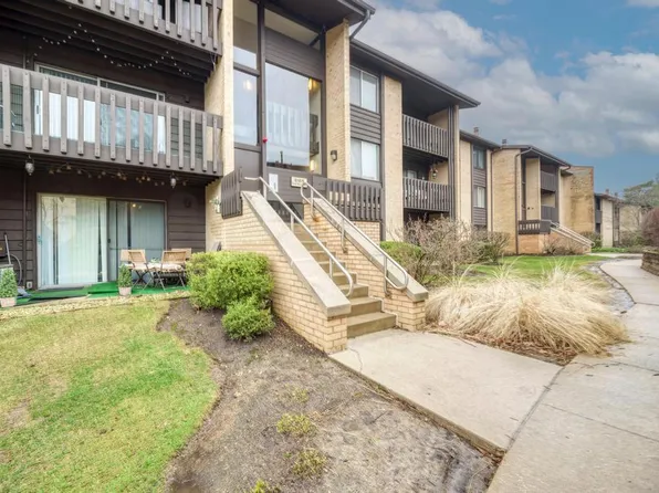 6165 Knoll Wood Rd APT 202, Willowbrook, IL 60527