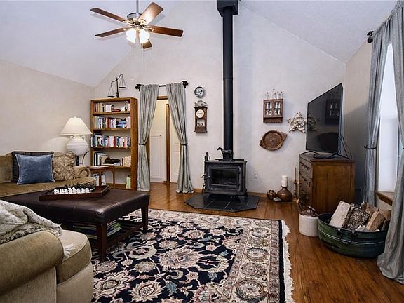 4th image of 687 Rock Hill Rd