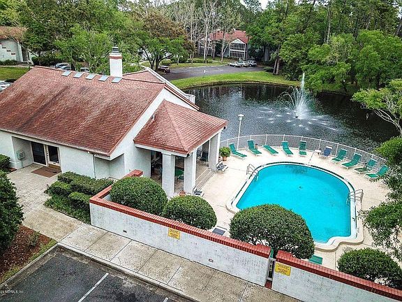 Free Access to Clubhouse, Pool & Jacuzzi