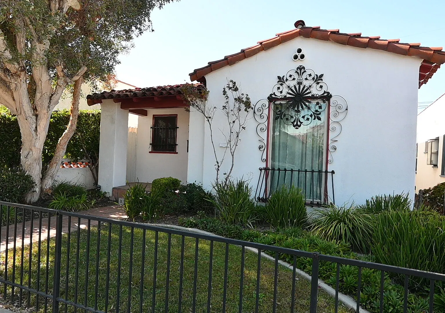 Single story 3 bedroom 2 bath home in Belmont Shore — Photo 1