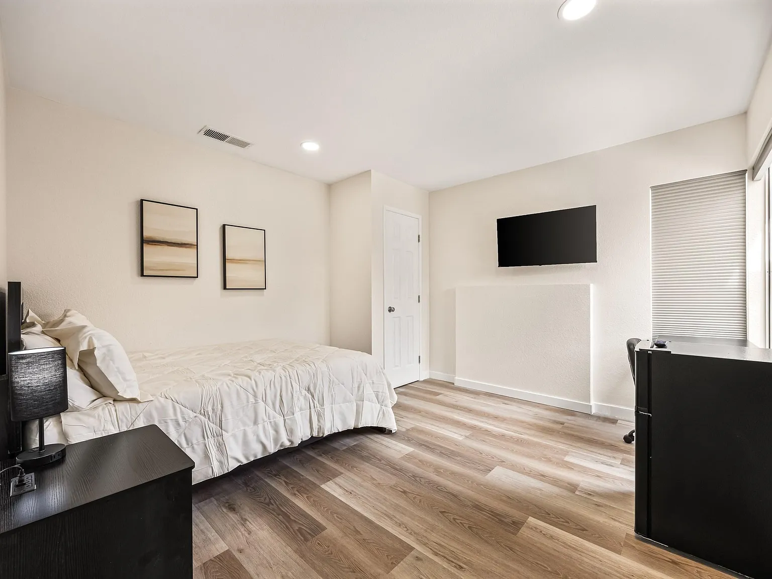 4 bed, 3.0 bath, 1732 sqft, $1,191 — Photo 2
