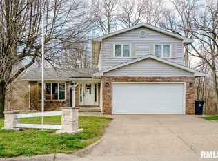 211 Burning Tree Dr, Pekin, IL 61554