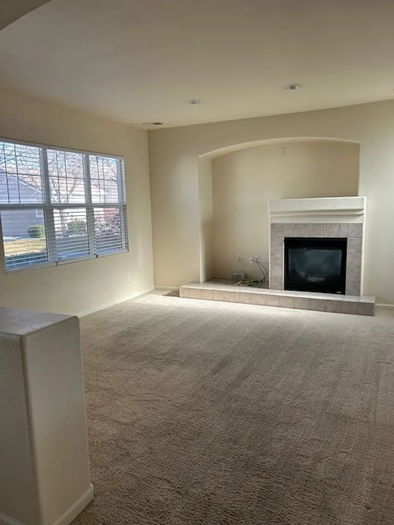 1684 Iron Mountain / 3 Bedroom House with an Office — Photo 3