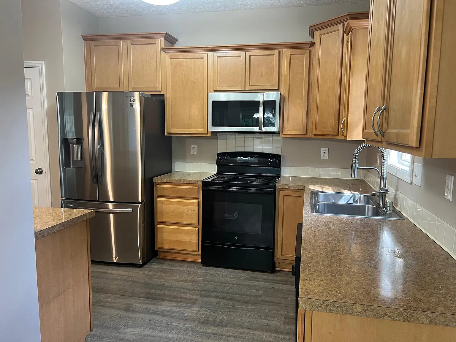 3 bed, 2.5 bath, 1862 sqft, $2,300 — Photo 4
