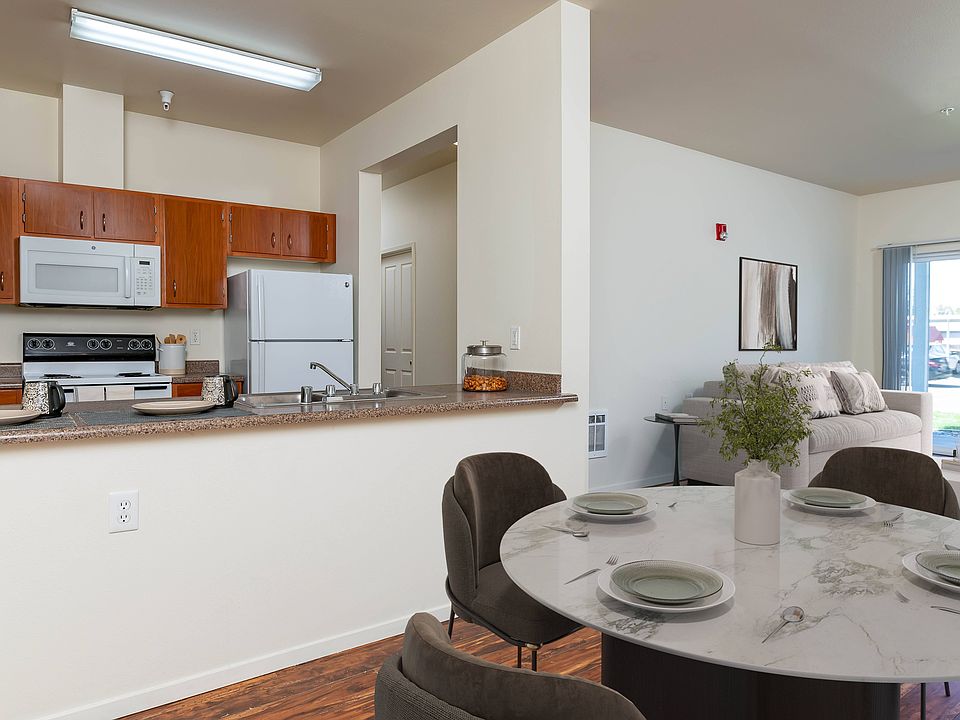 Center Pointe | Dining Room & Kitchen