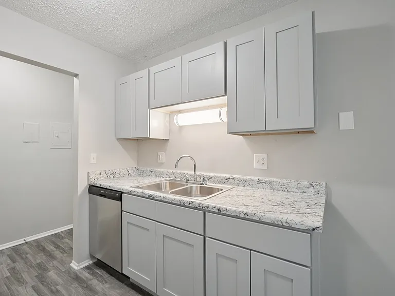 Rochester Square Apartments — Photo 6