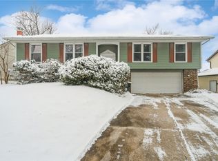 6917 Larkwood Dr NE, Cedar Rapids, IA 52402