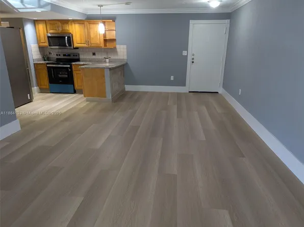 13700 SW 62nd St APT 204, Miami, FL 33183