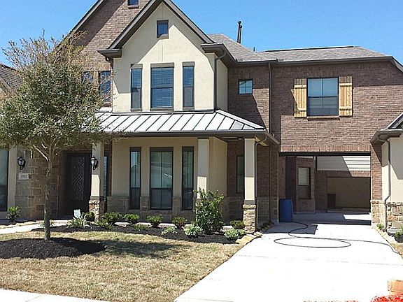 The porte cochere and auto court adds much to the curb appeal