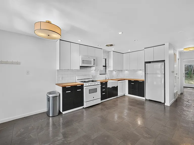 1703 Wethersfield Rd — Photo 8