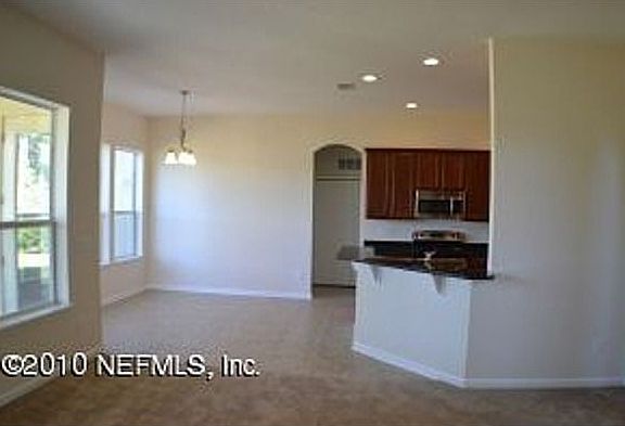 5th image of 323 Blackthorn Pl