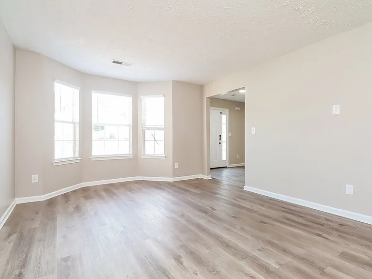 1085 Ivey Ln — Photo 4