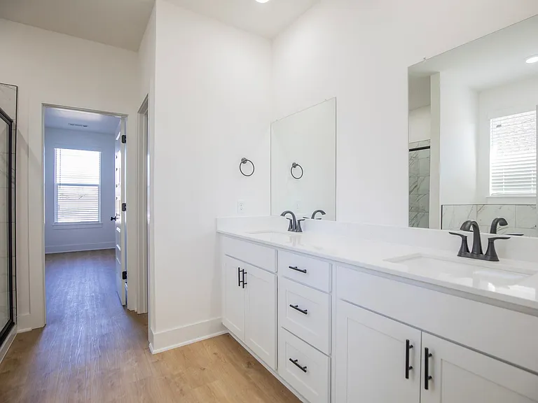 136 S Broyles Ave — Photo 16