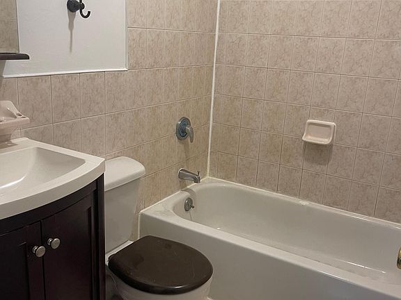 3rd image of 3019 Barker Ave Floor 2