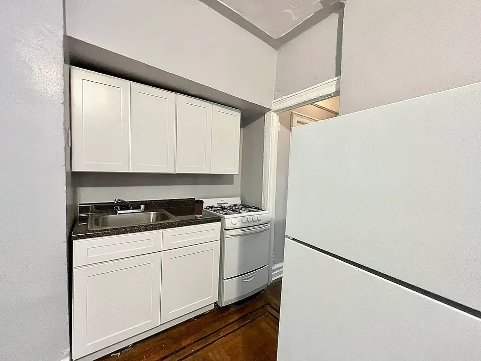 2121 Beekman Pl #3E