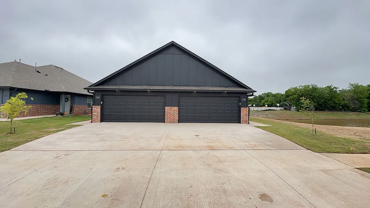 Building Photo - 11420 University Dr