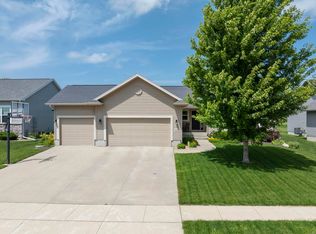 1015 Rocky Ridge Rd, Cedar Falls, IA 50613