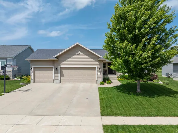 1015 Rocky Ridge Rd, Cedar Falls, IA 50613