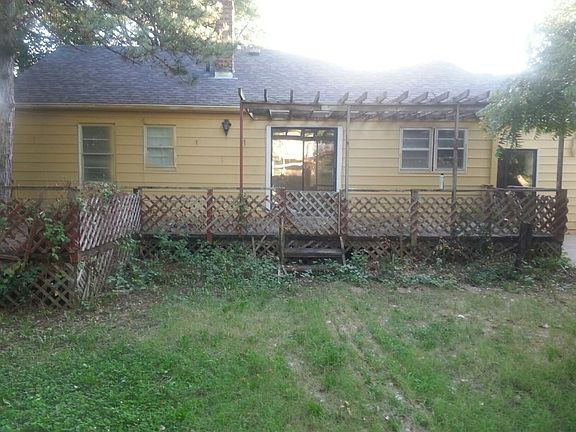 Back fenced deck & pergola