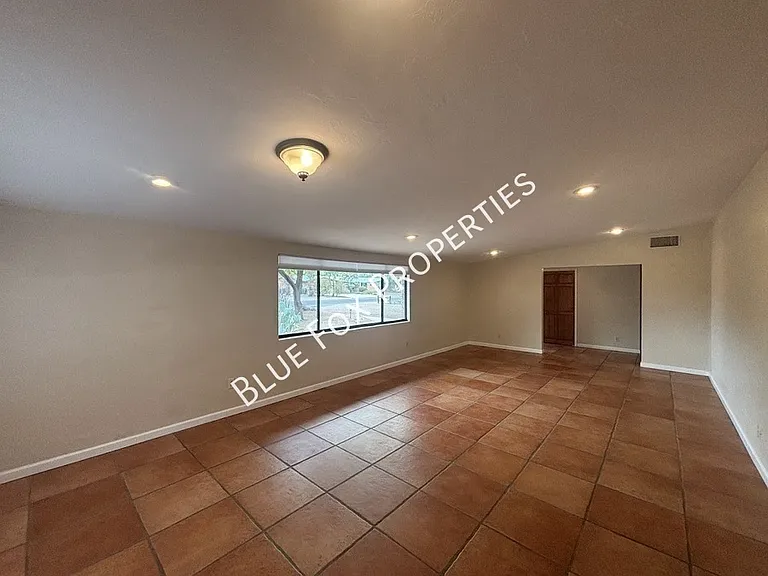 729 N Alamo Ave — Photo 8
