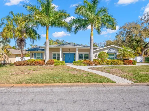 8 Ambleside Dr, Belleair, FL 33756