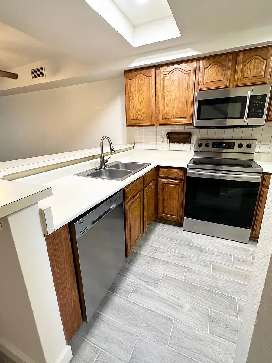 Building Photo - 2201 W Union Hills Dr #104