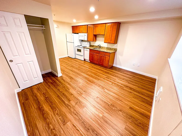 515 East Denny Apartments — Photo 14