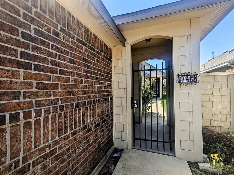 242 Rock Bluff Ln — Photo 3