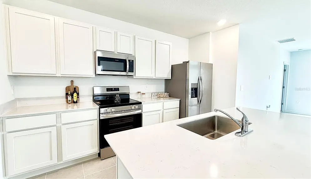 5 bed, 2.5 bath, 2326 sqft, $2,400 — Photo 4